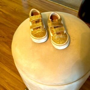 I am selling a pair of toddler vans use size 7